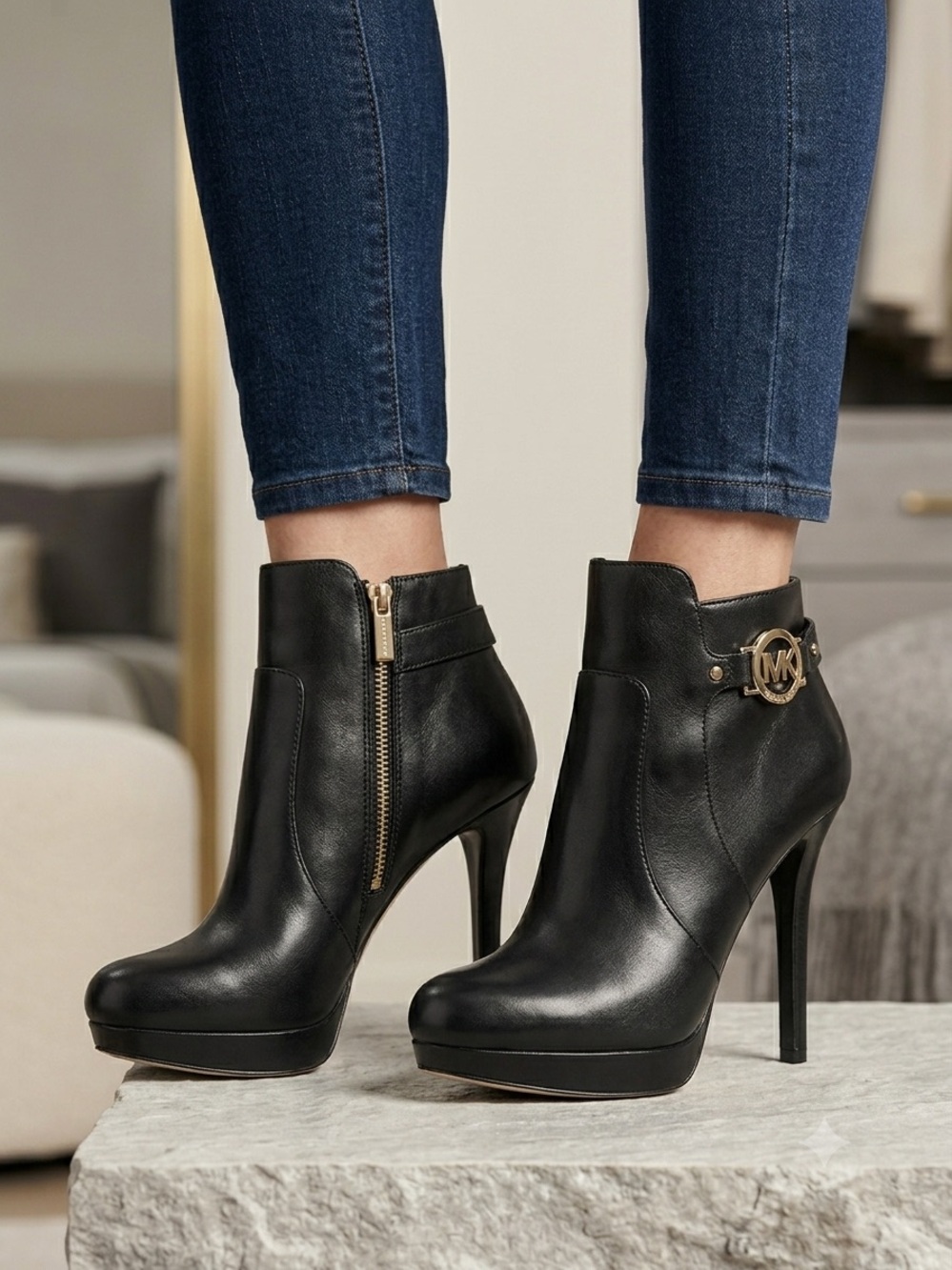 🌺 MICHAEL Michael Kors Black Leather Platform Ankle Booties Gold MK Logo 10M